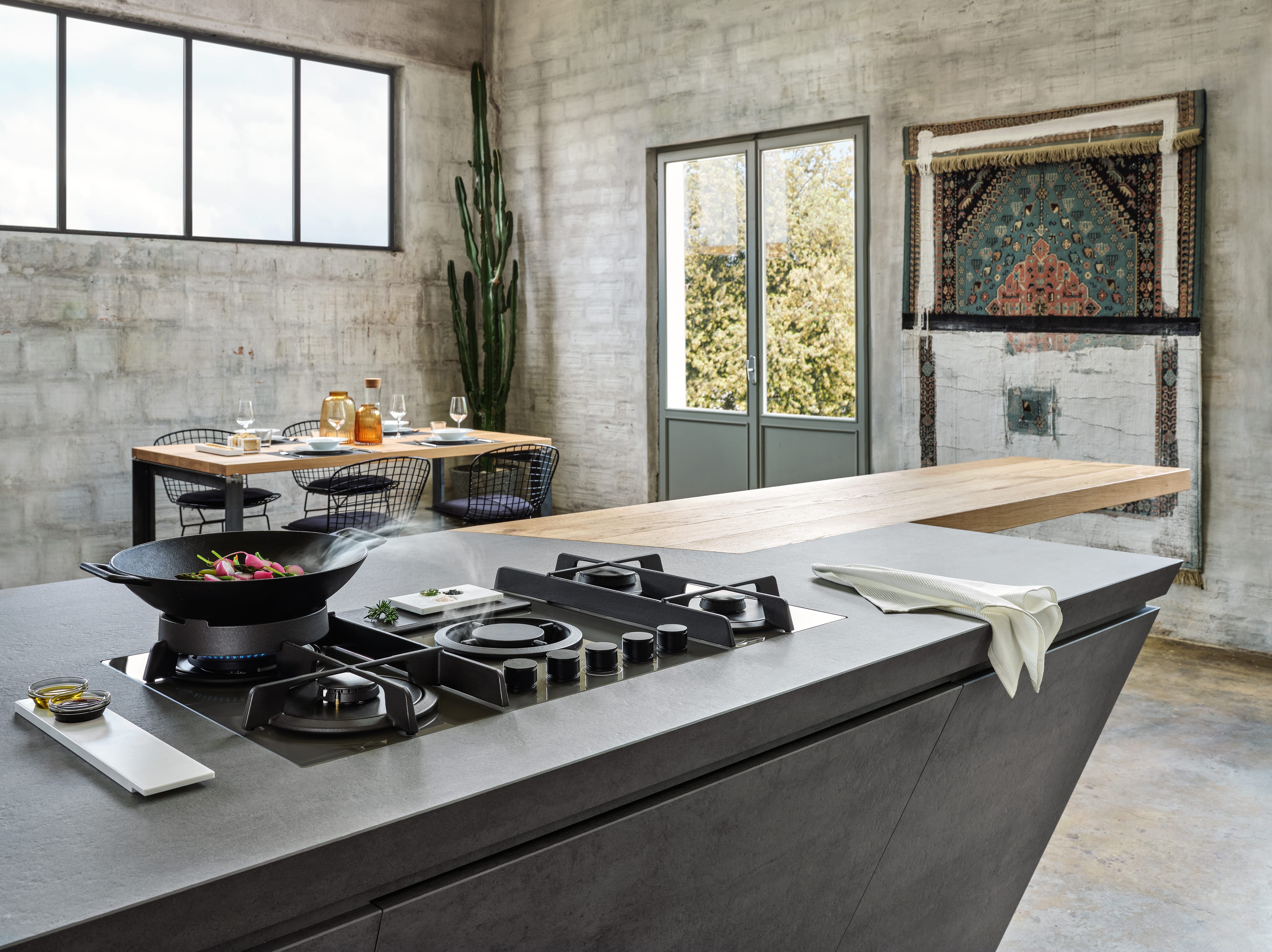 Elica NIKOLATESLA FLAME BL black glass hob surface detail for the 90cm gas hob with integrated extractor in black glass.