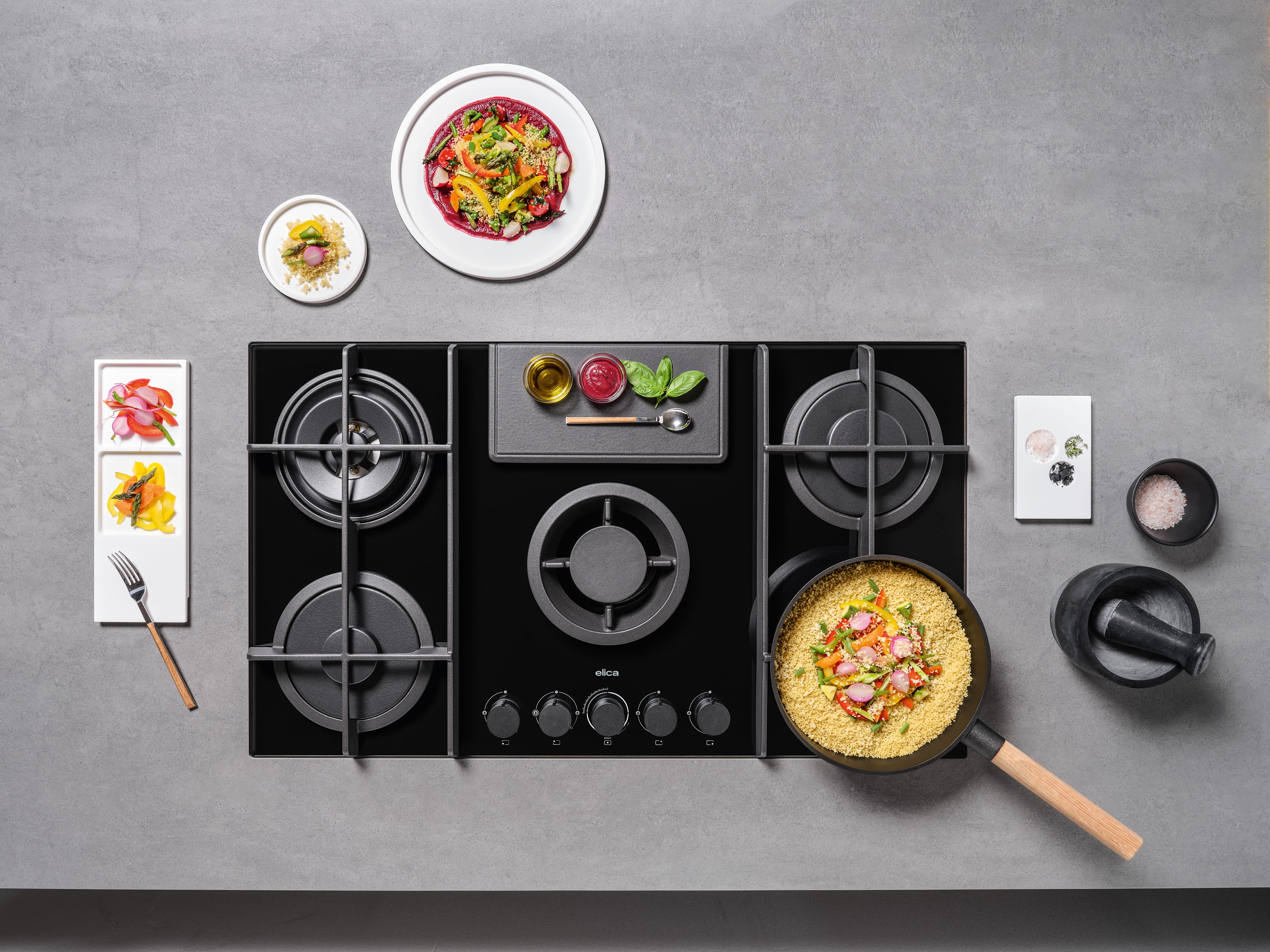 Elica NIKOLATESLA FLAME BL premium kitchen installation view for the 90cm gas hob with integrated extractor in black glass.