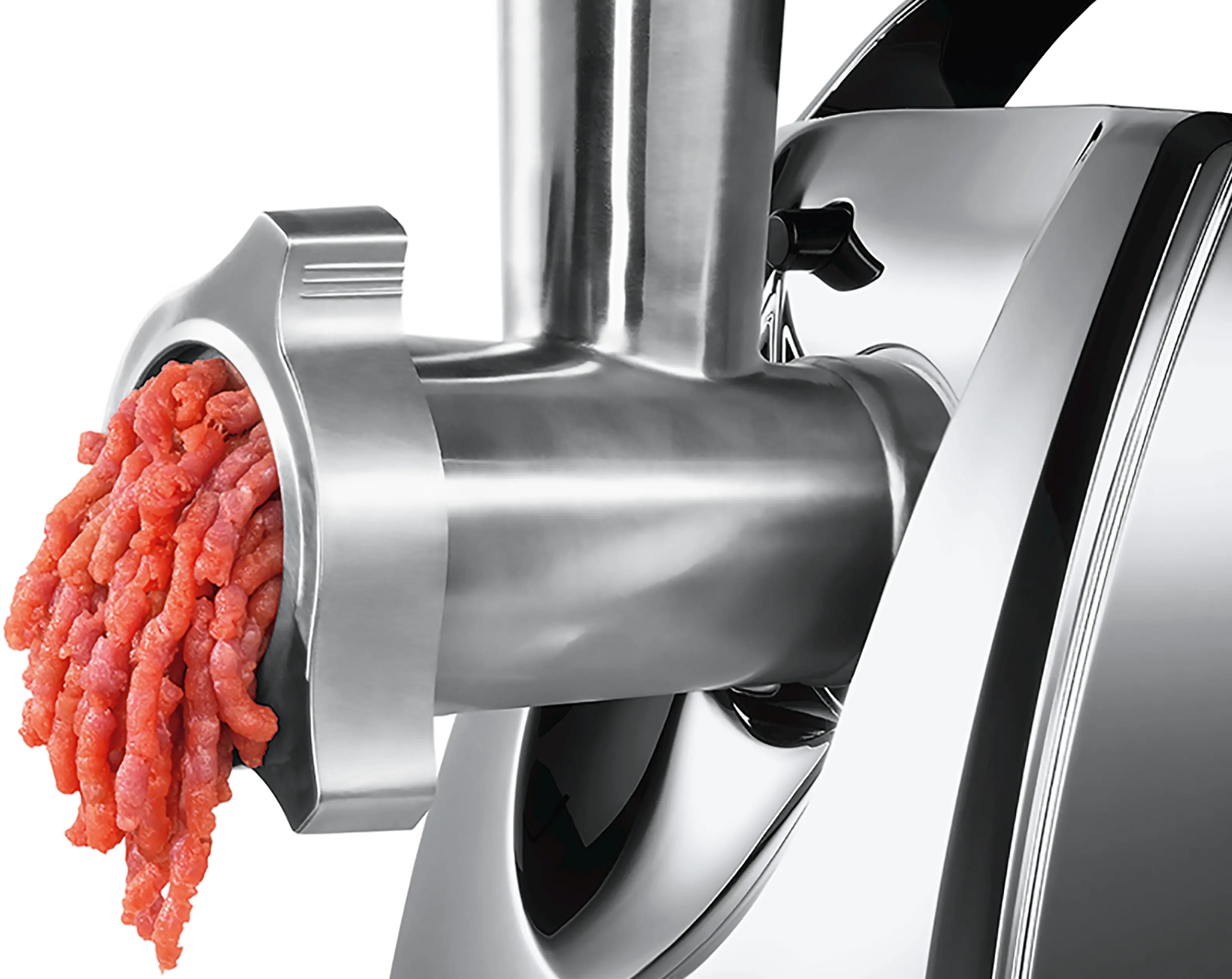 Bosch MFW68640 mincing meat through the stainless-steel grinding disc