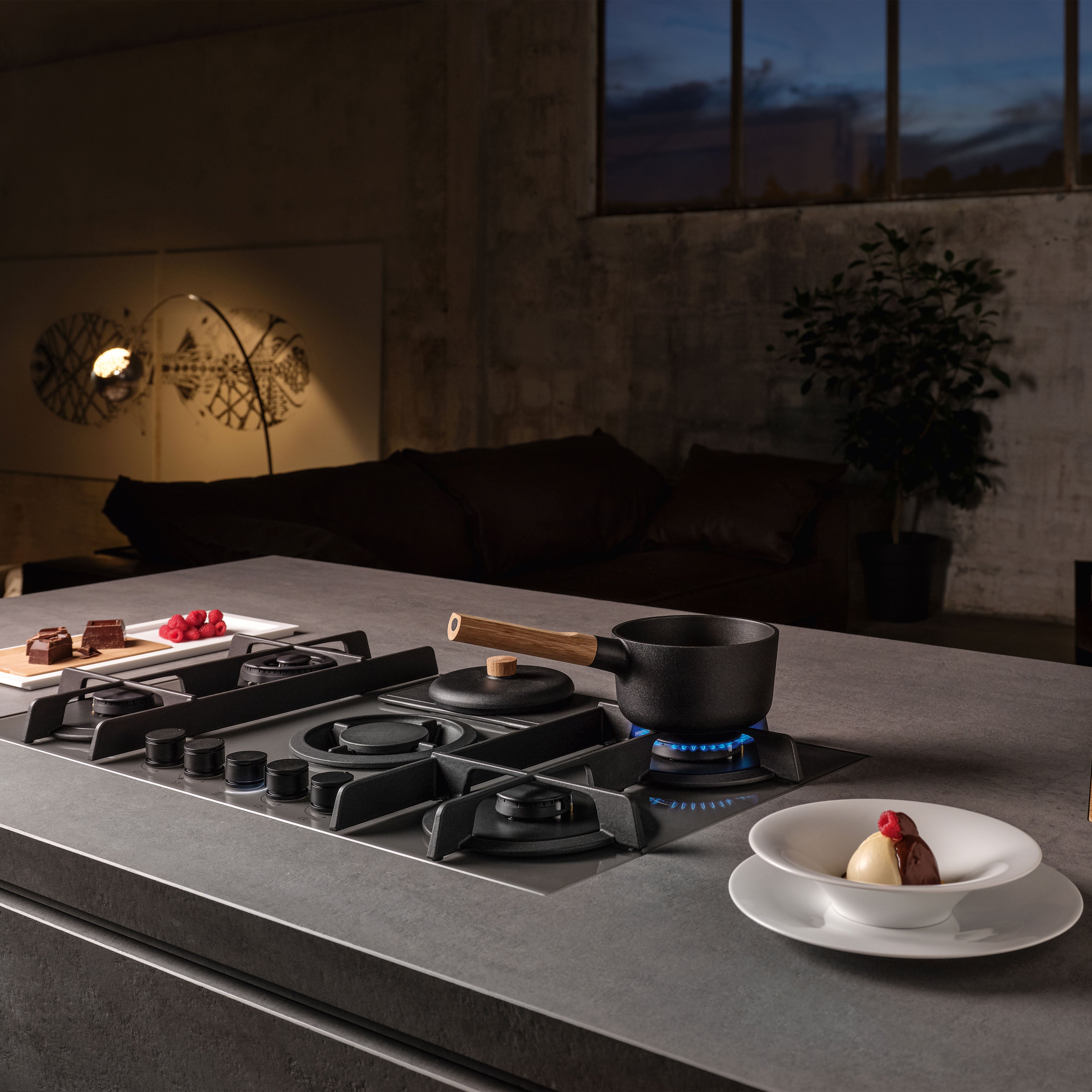 Elica NIKOLATESLA FLAME BL premium gas hob lifestyle view for the 90cm gas hob with integrated extractor in black glass.