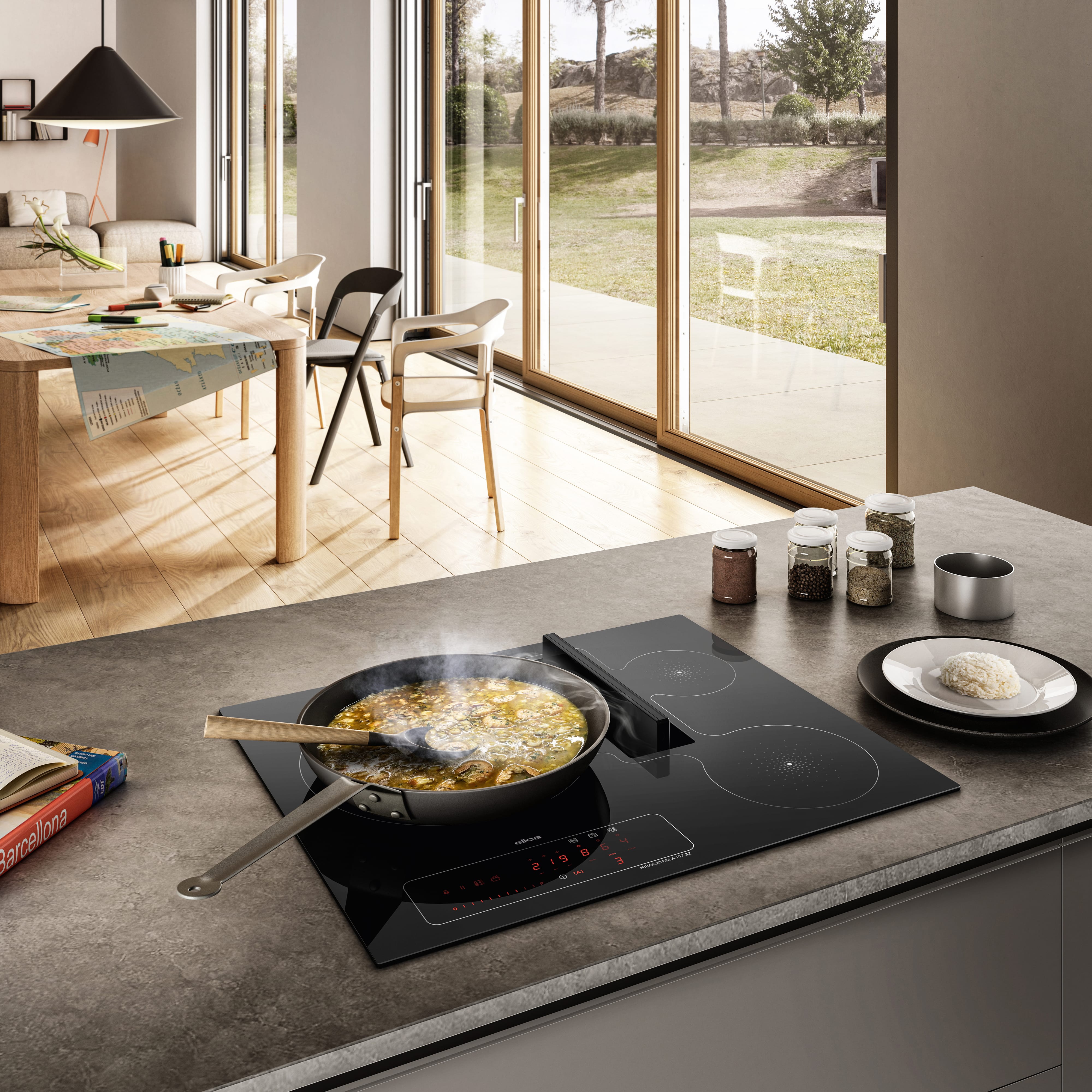 Elica NIKOLATESLA FIT 3Z modern kitchen installation view for the 60cm induction hob with integrated extractor in black glass.