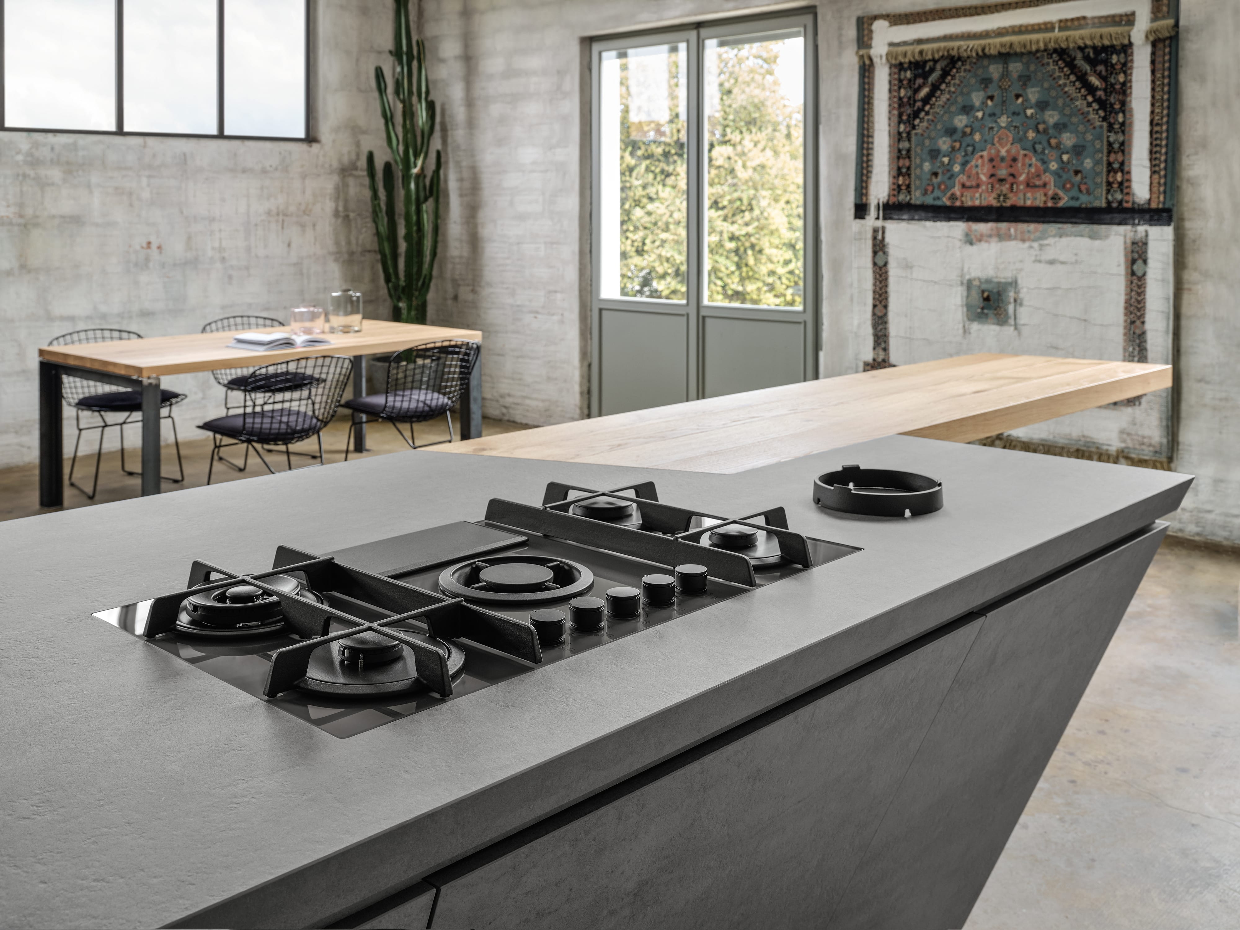 Elica NIKOLATESLA FLAME BL kitchen lifestyle view for the 90cm gas hob with integrated extractor in black glass.