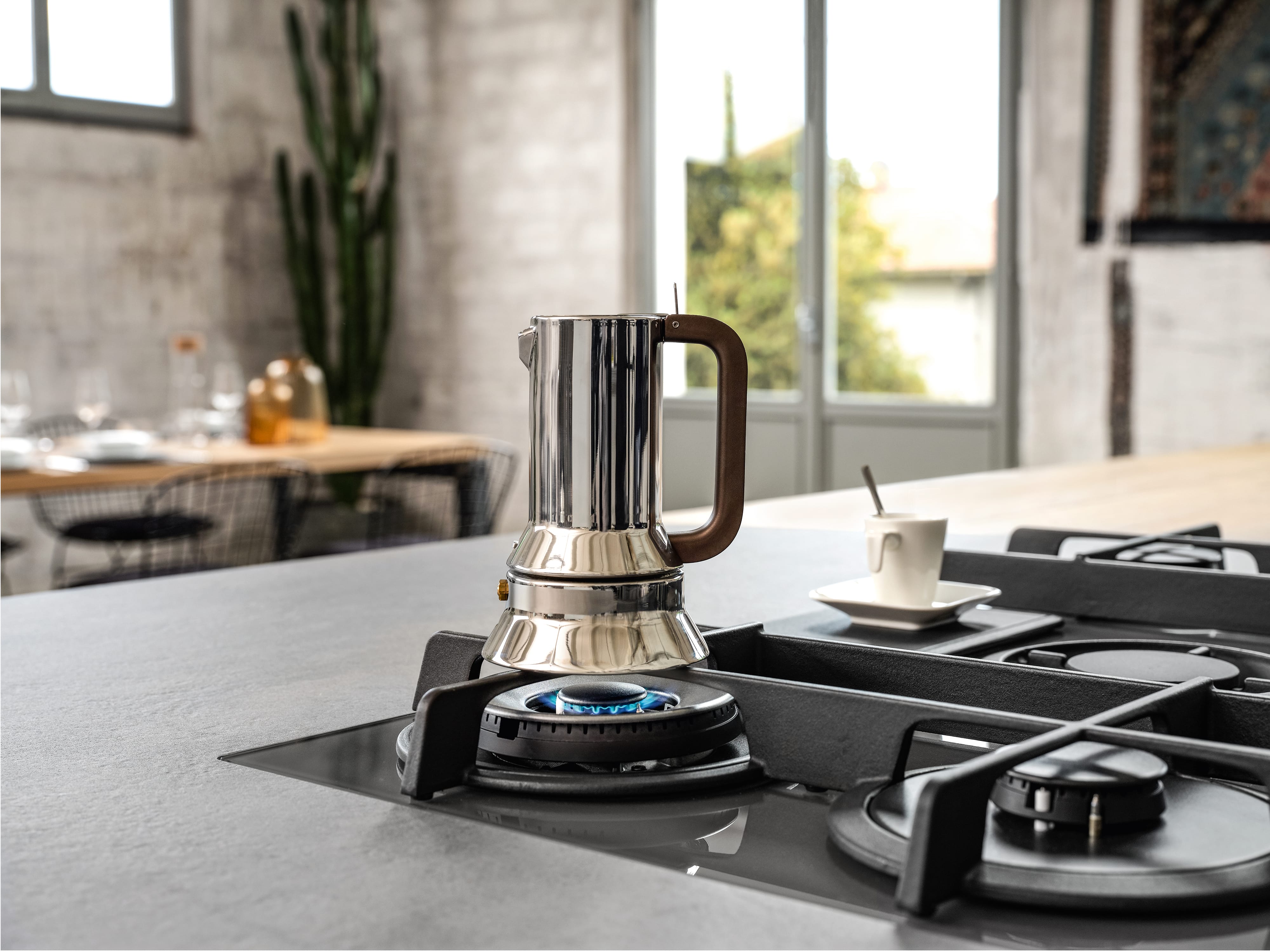 Elica NIKOLATESLA FLAME BL gas cooking and integrated extraction detail for the 90cm gas hob with integrated extractor in black glass.