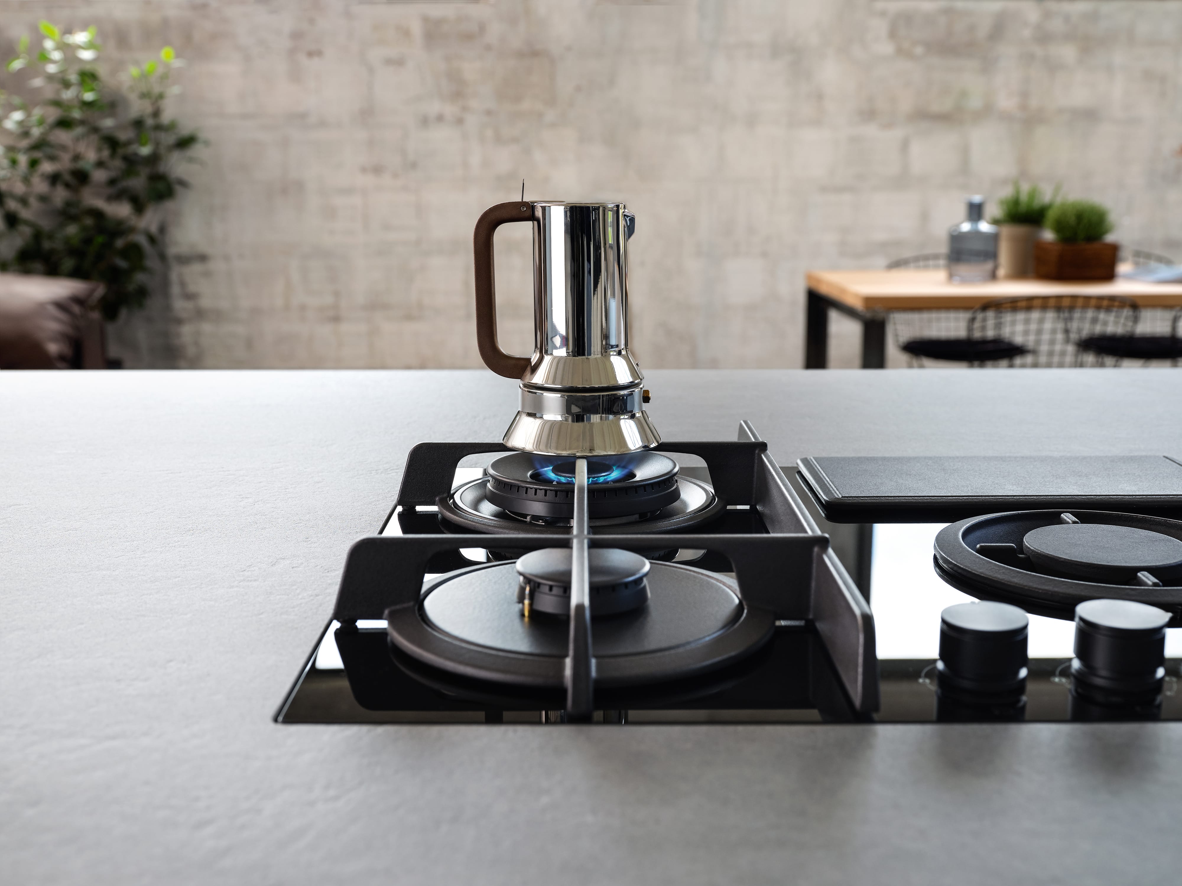 Elica NIKOLATESLA FLAME BL cast iron pan support and burner layout detail for the 90cm gas hob with integrated extractor in black glass.