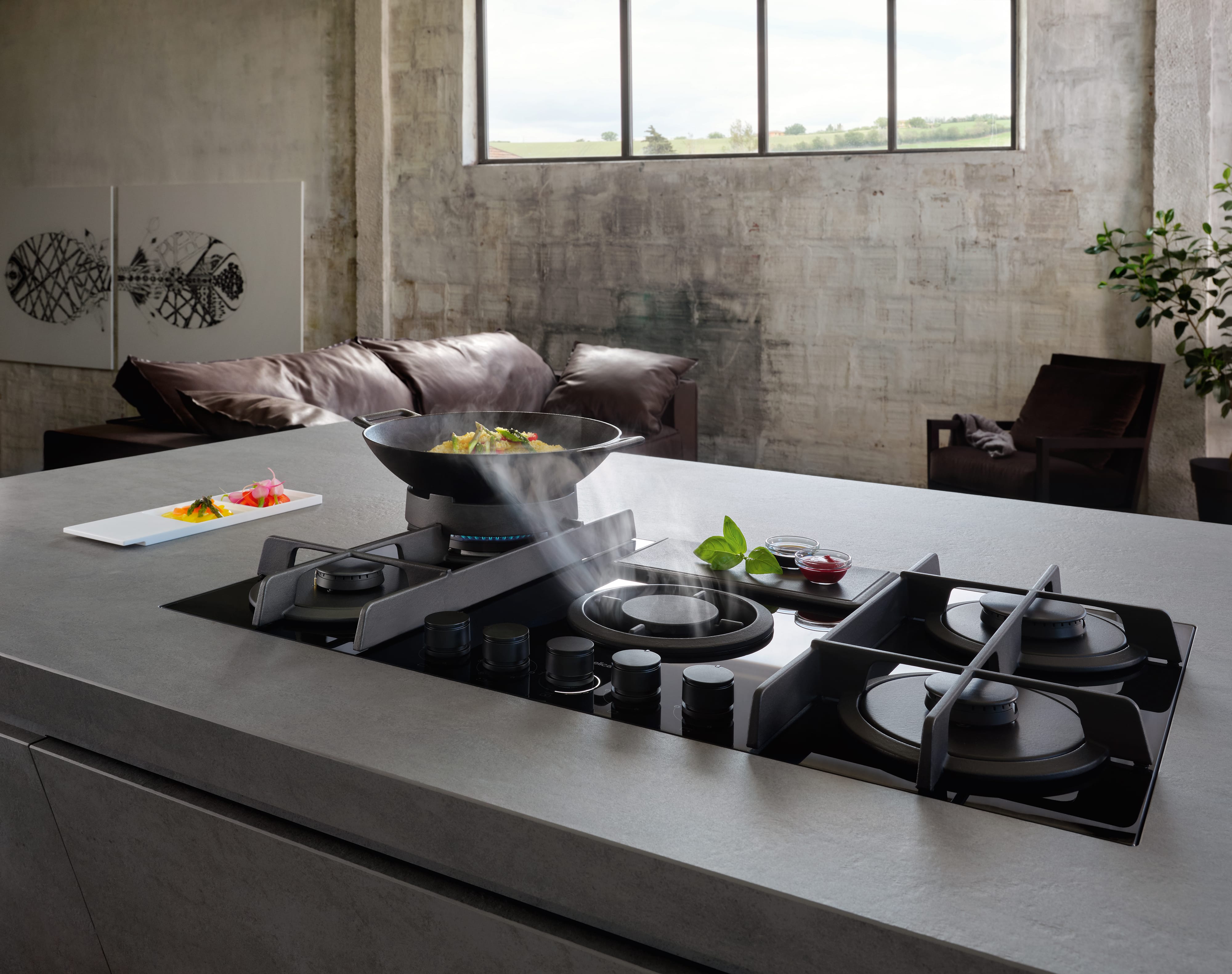 Elica NIKOLATESLA FLAME BL dual zone gas burner cooking detail for the 90cm gas hob with integrated extractor in black glass.