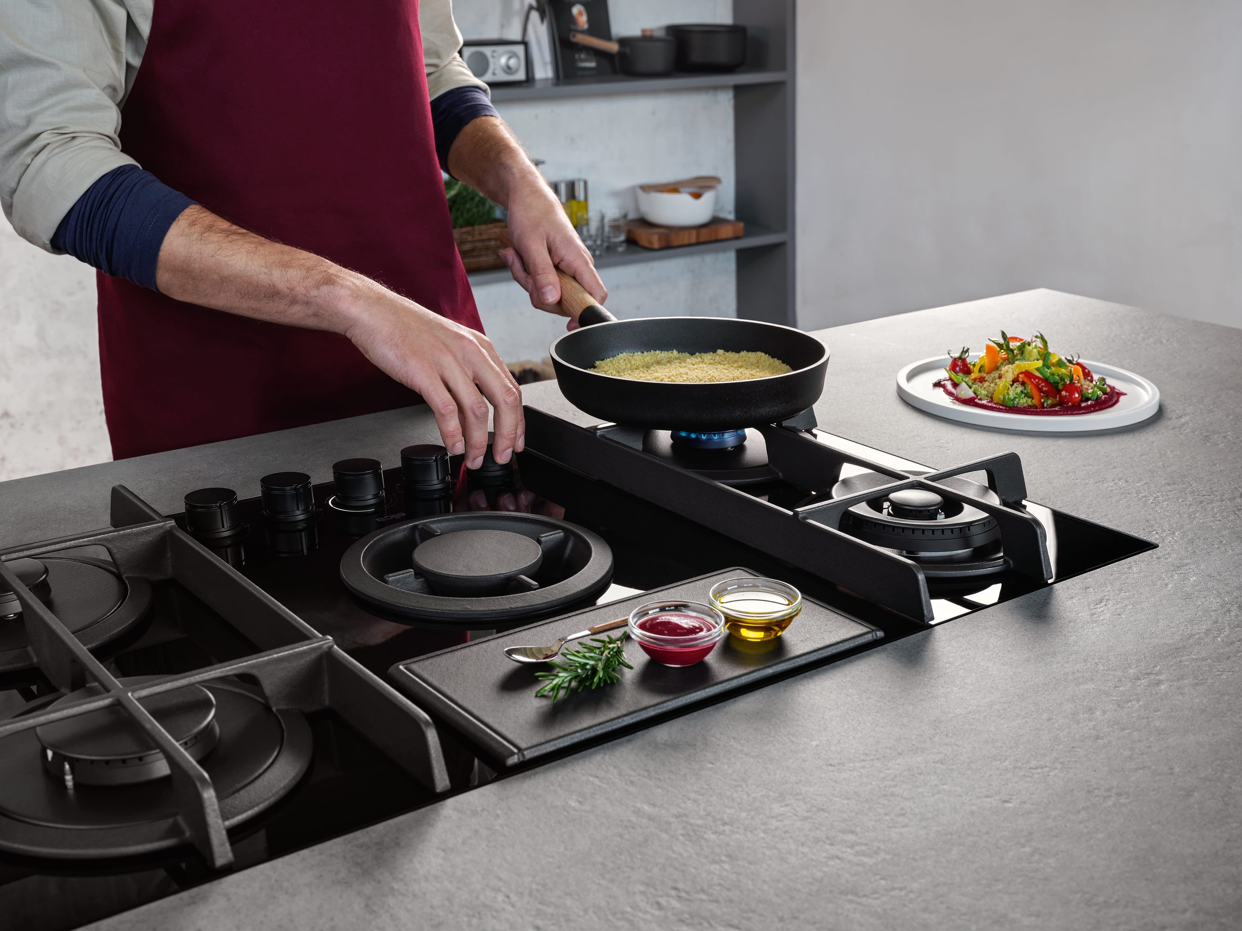 Elica NIKOLATESLA FLAME BL integrated bottom extractor detail for the 90cm gas hob with integrated extractor in black glass.