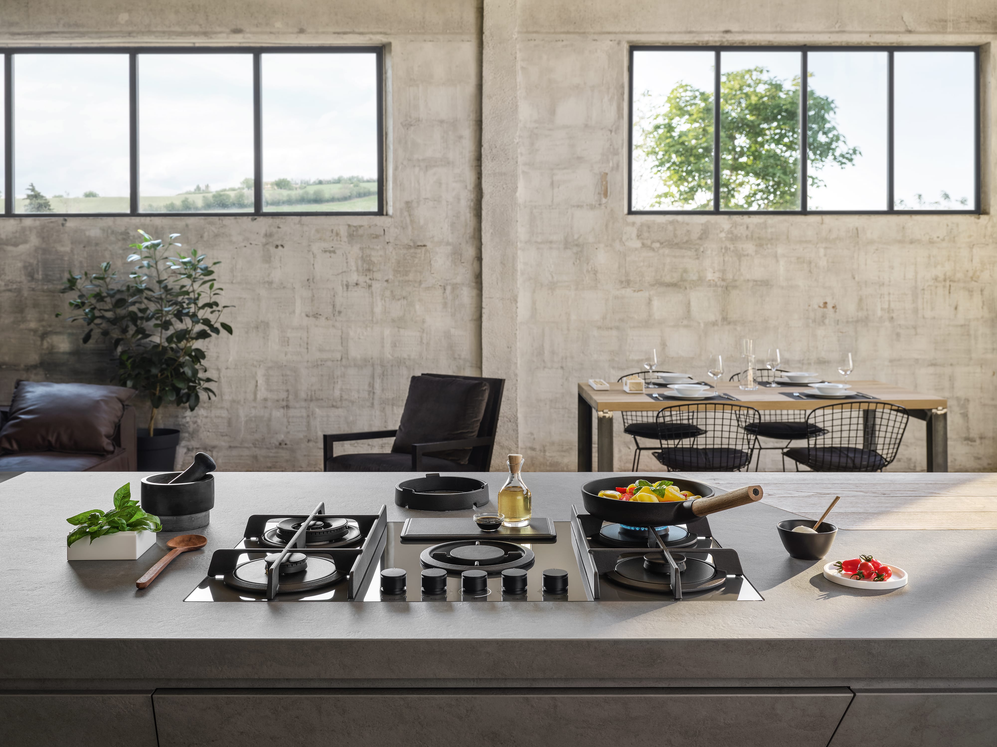 Elica NIKOLATESLA FLAME BL gas flame cooking lifestyle image for the 90cm gas hob with integrated extractor in black glass.