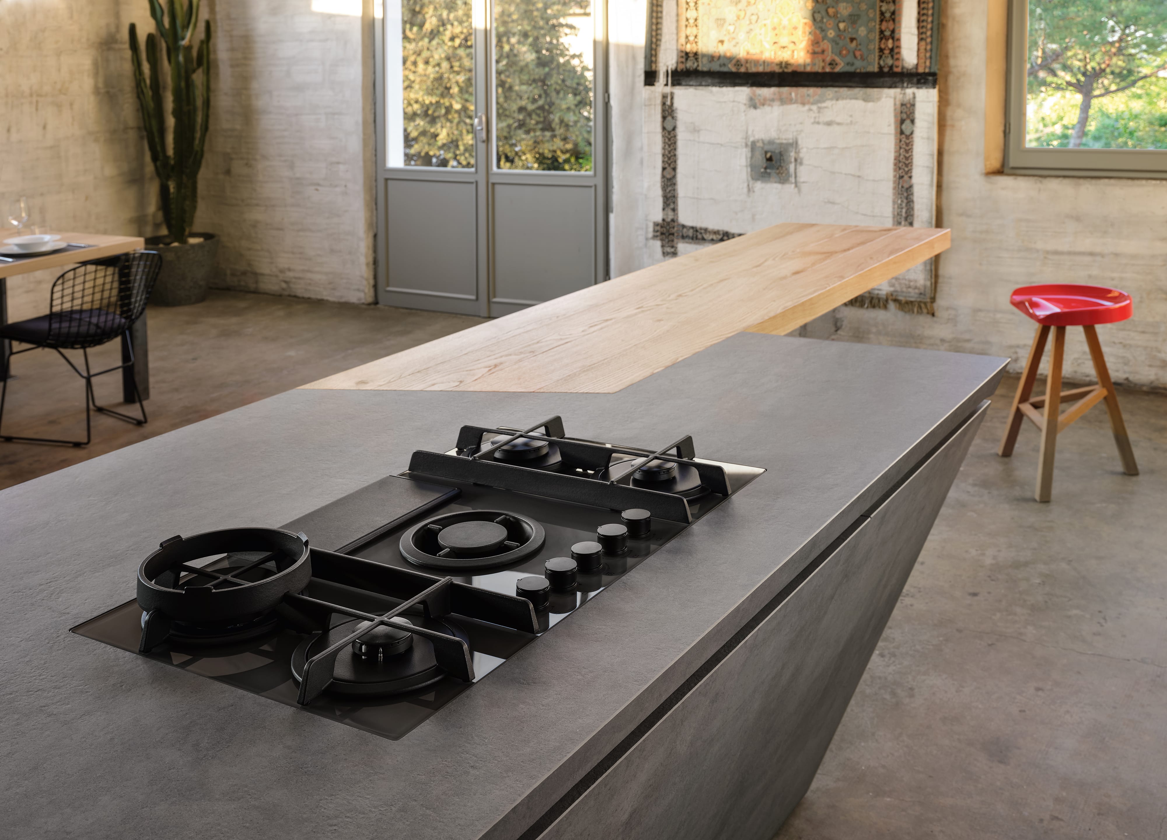 Elica NIKOLATESLA FLAME BL black glass and cast iron design detail for the 90cm gas hob with integrated extractor in black glass.