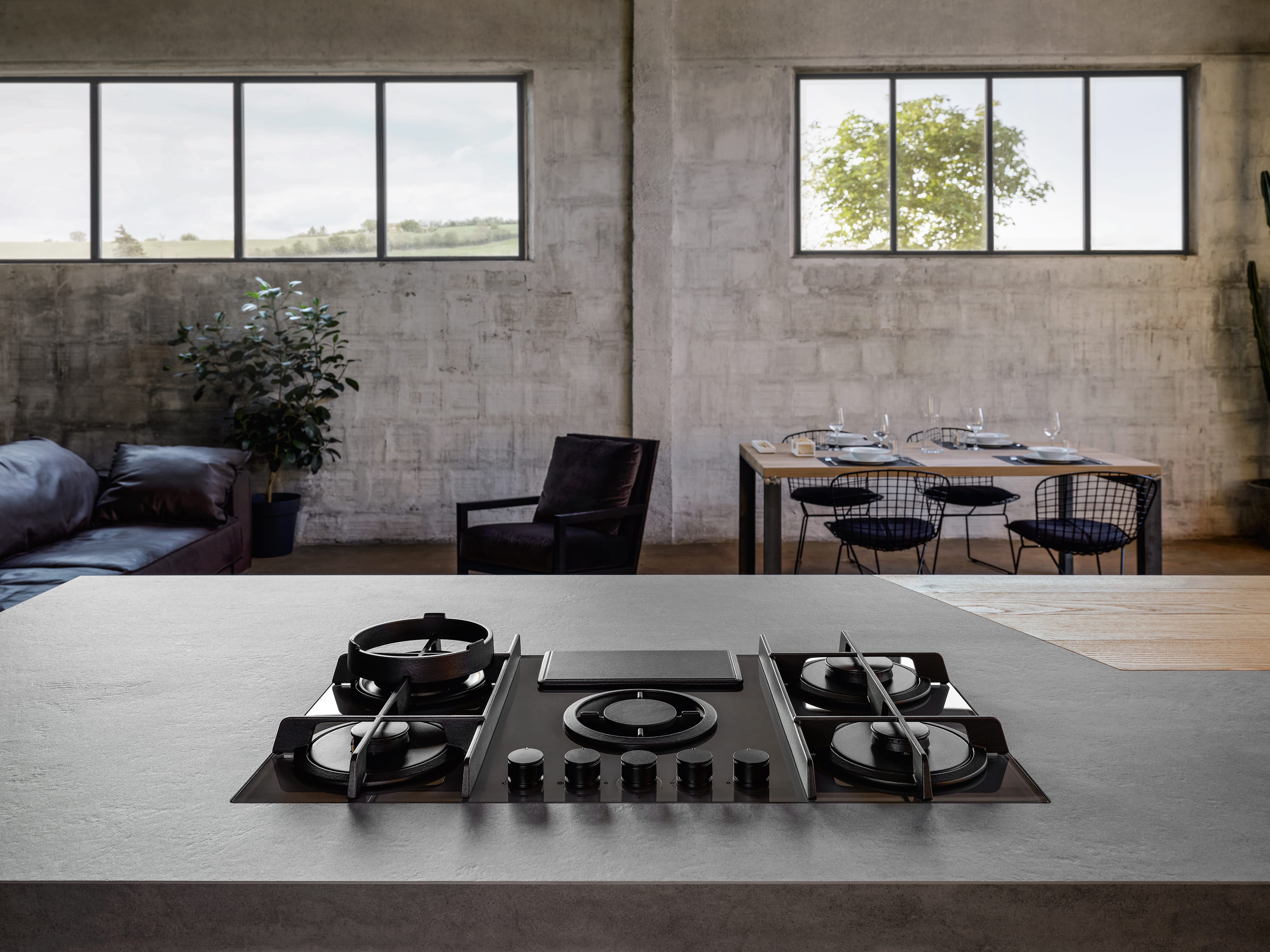 Elica NIKOLATESLA FLAME BL cooking surface close-up for the 90cm gas hob with integrated extractor in black glass.