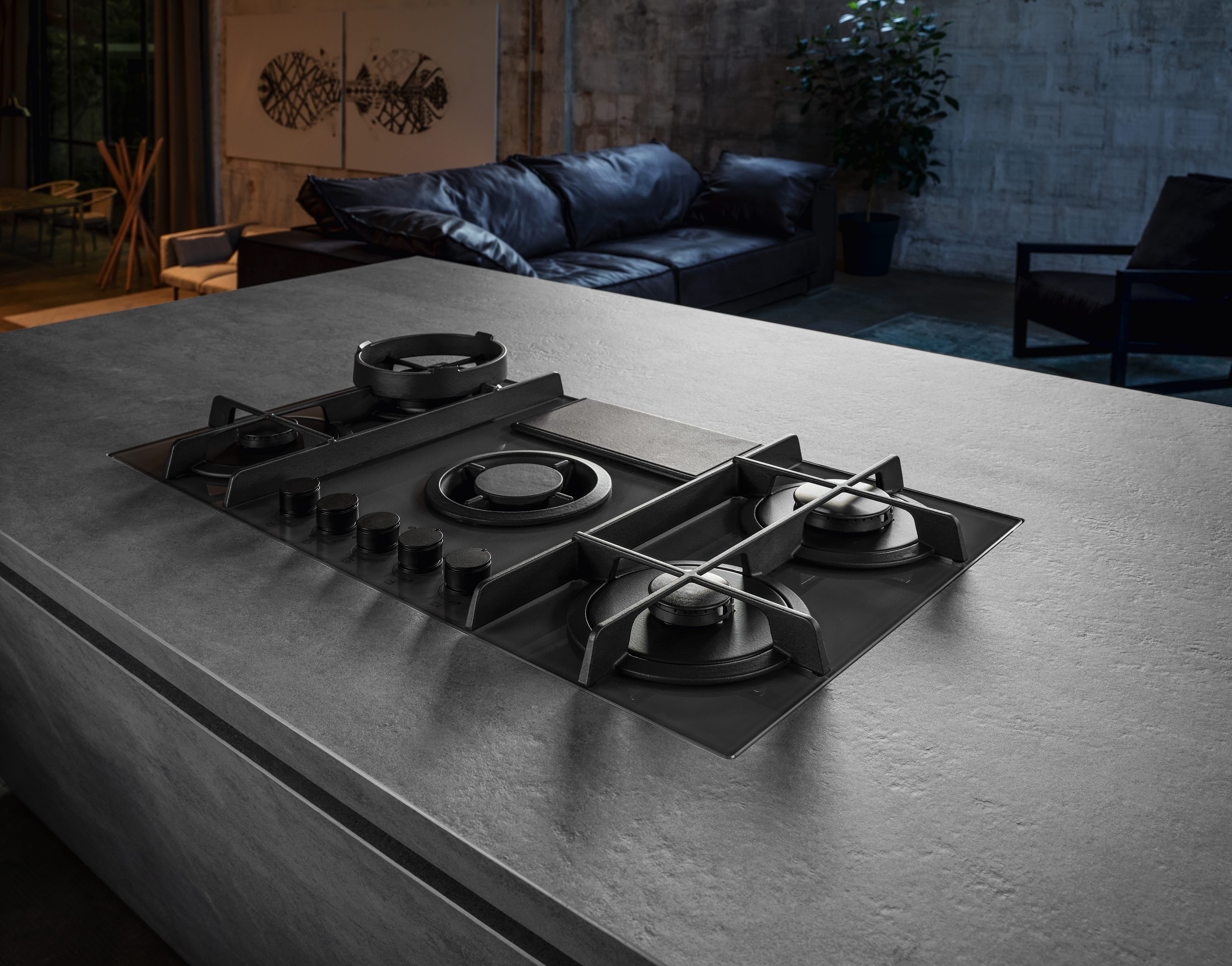 Elica NIKOLATESLA FLAME BL integrated extractor hob detail for the 90cm gas hob with integrated extractor in black glass.