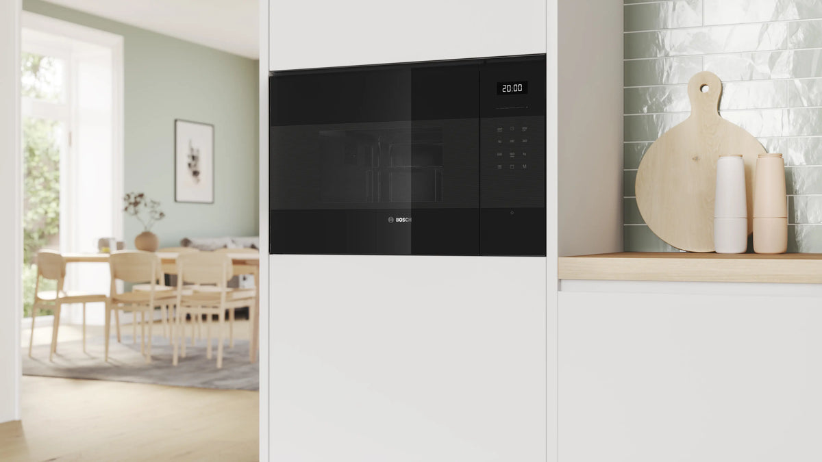 Bosch BEL554MB2 Series 6 25 L microwave with grill product detail image