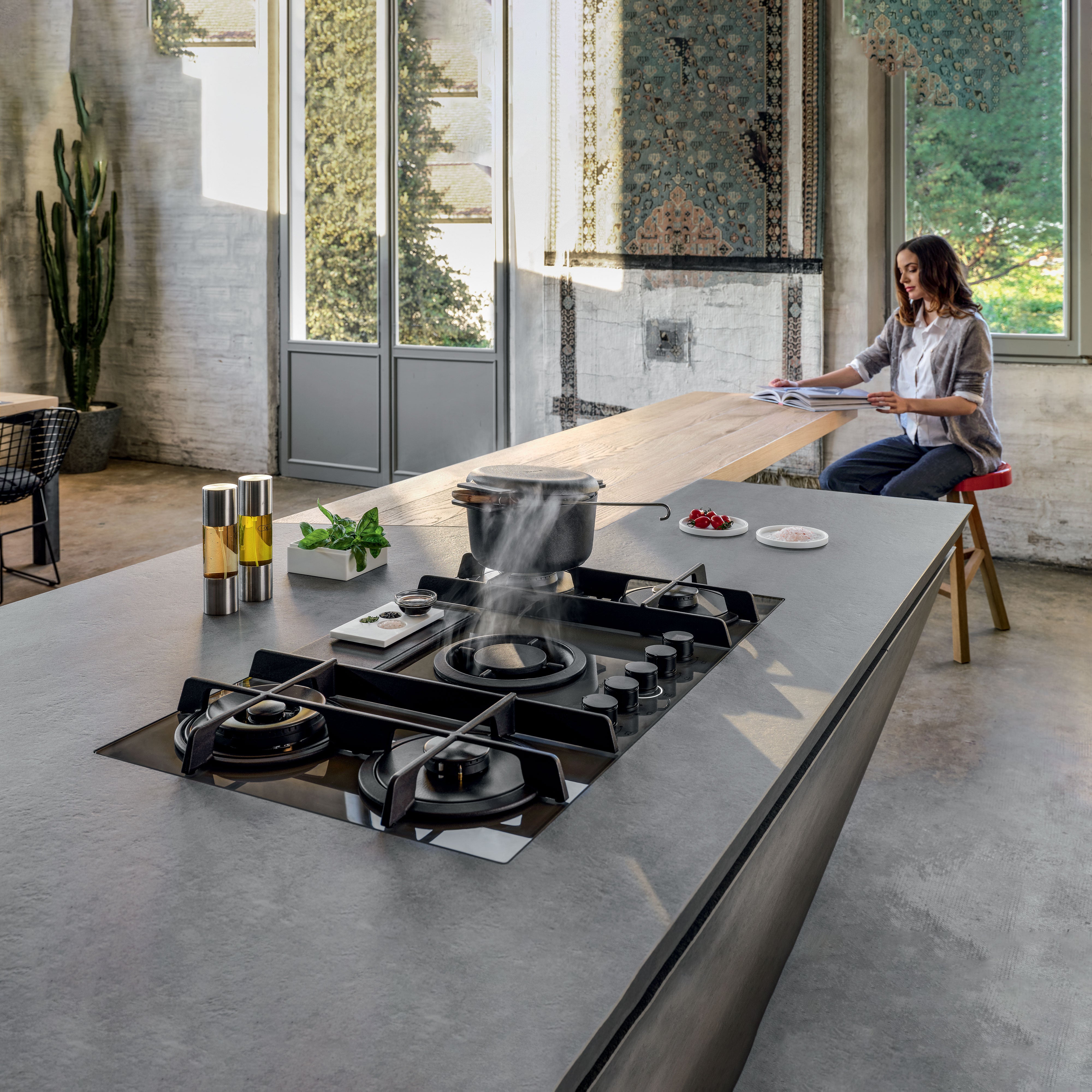 Elica NIKOLATESLA FLAME BL burner and extractor area detail for the 90cm gas hob with integrated extractor in black glass.
